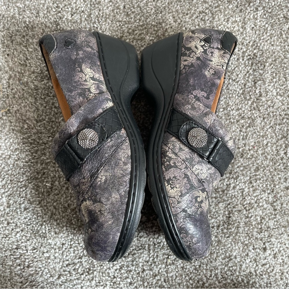 Nurse Mates Pillow Top Clogs Women’s Sz 8 Wide Kris Gray Metallic Paisley Shoes - Picture 9 of 15